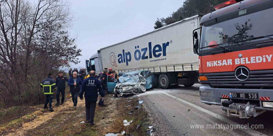 Tıra çarpan Opel marka otomobil 2 kişiye mezar oldu