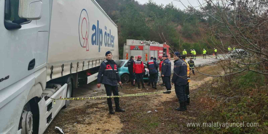 Tıra çarpan Opel marka otomobil 2 kişiye mezar oldu