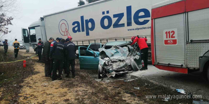 Tıra çarpan Opel marka otomobil 2 kişiye mezar oldu