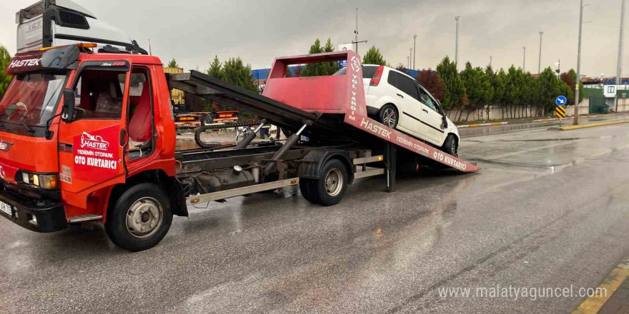 Tıra çarpan otomobilin sürücüsü yaralandı