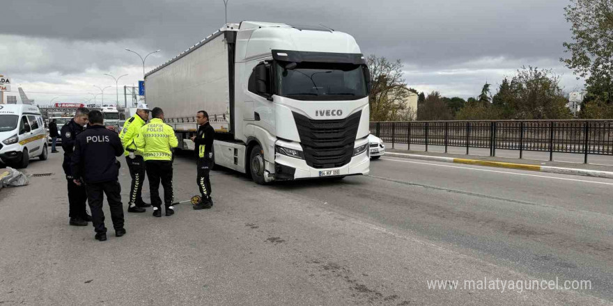 Tırın altında kalan kadın, hastanede hayatını kaybetti