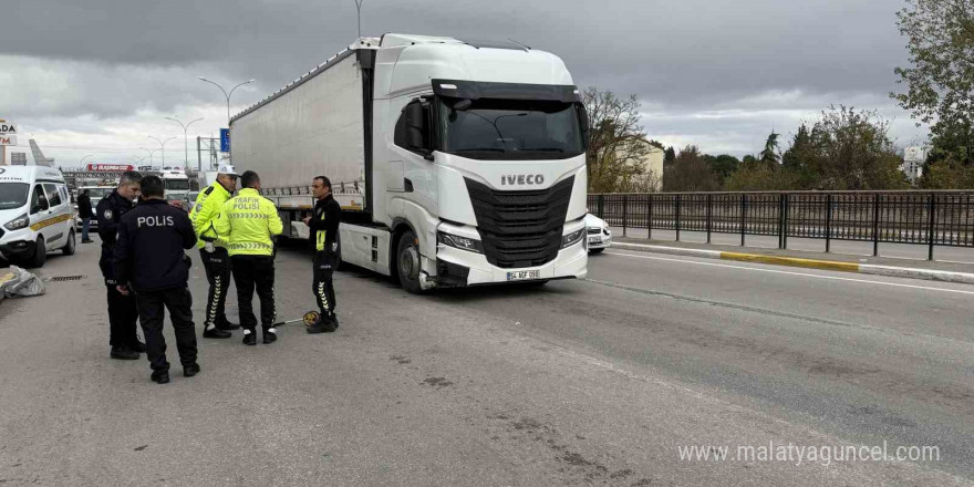 Tırın altında kalan kadın, son yolculuğuna uğurlandı