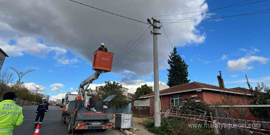 Tırın çarptığı elektrik direği devrildi