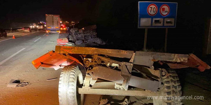 Tırın çarptığı traktör devrildi: 2 yaralı