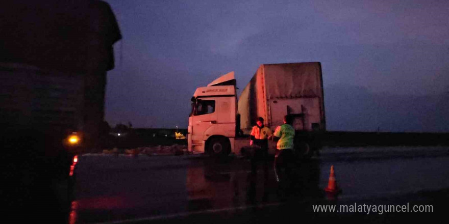 Tırın dorsesi kaydı, kozmetik ürünler yola saçıldı