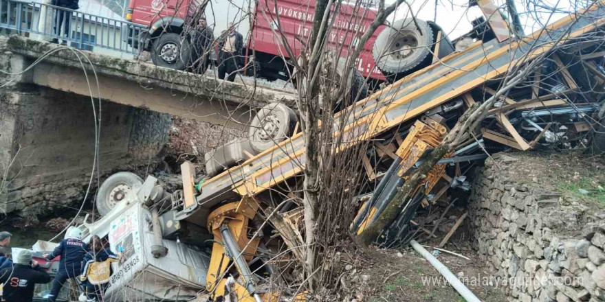 Tırın ırmağa düşmesi sonucu 2 kişi yaralandı