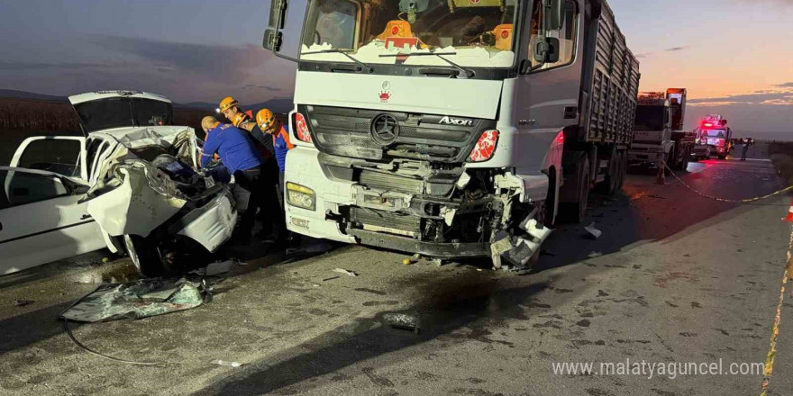 Tırın otomobili kağıt gibi ezdiği kazada 3 kişi hayatını kaybetti