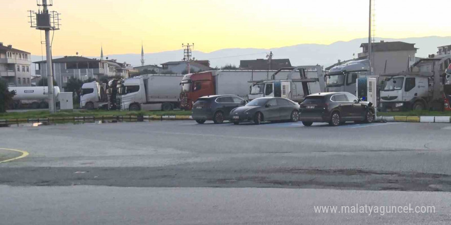 Tırındaki akaryakıtı gaspetmek isteyenler tarafından boynundan bıçaklandı