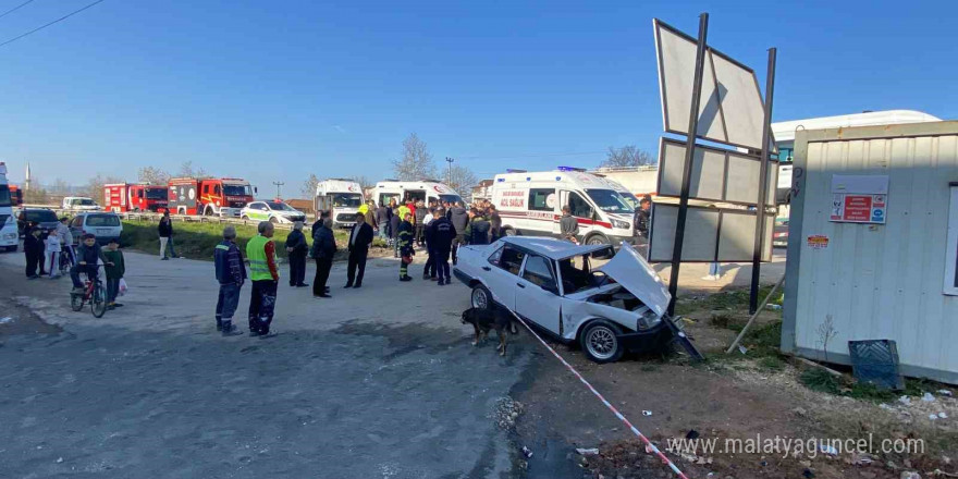 Tırla çarpışan Fiat Tofaş otomobil parçalandı: 4’ü çocuk 6 yaralı