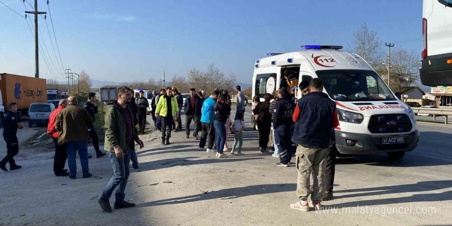 Tırla çarpışan Fiat Tofaş otomobil parçalandı: 4’ü çocuk 6 yaralı