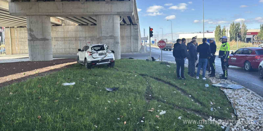 Tırla çarpışan milyonluk cip hurdaya döndü: 2 yaralı