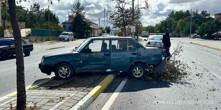 Tırla çarpışan otomobil refüje çıktı