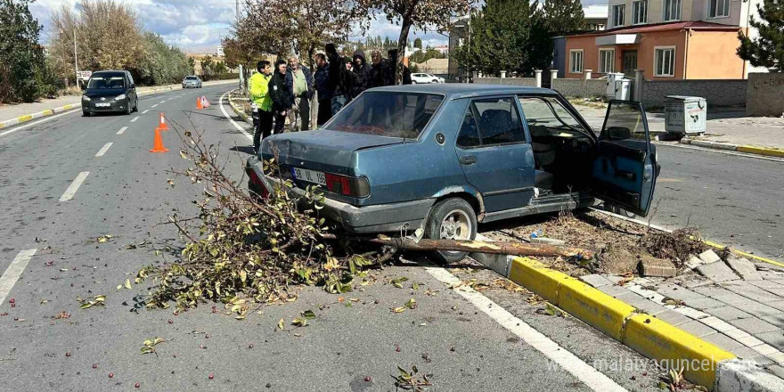 Tırla çarpışan otomobil refüje çıktı