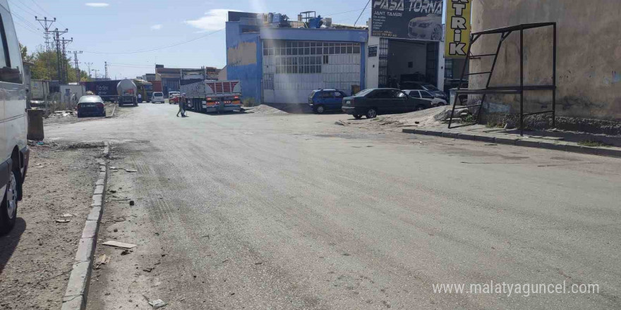 Tırların arasında sıkışarak ağır yaralandı, kaza anı görüntüleri ortaya çıktı