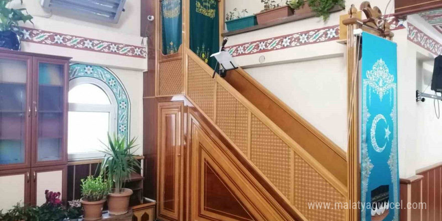 Tokatlı imam cami içini çiçek bahçesine çevirdi