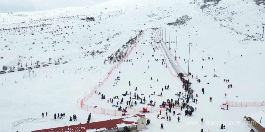 Tokat’ta çığ riski bulunmayan kayak tesisi turizmcilere anlatıldı