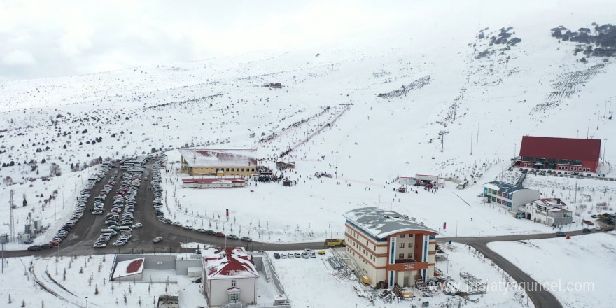 Tokat’ta çığ riski bulunmayan kayak tesisi turizmcilere anlatıldı