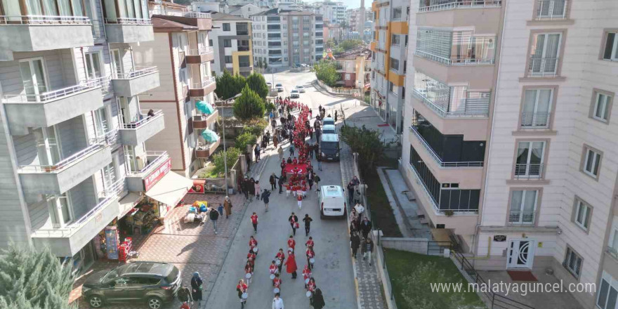 Tokat’ta miniklerden Cumhuriyet korteji