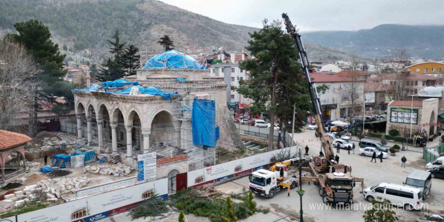 Tokat’ta tarihi cami restorasyonunda mezarlara ulaşıldı