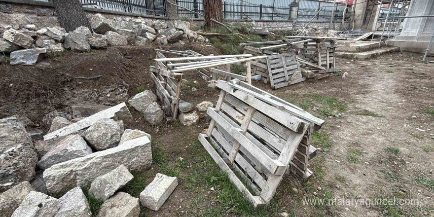 Tokat’ta tarihi cami restorasyonunda mezarlara ulaşıldı