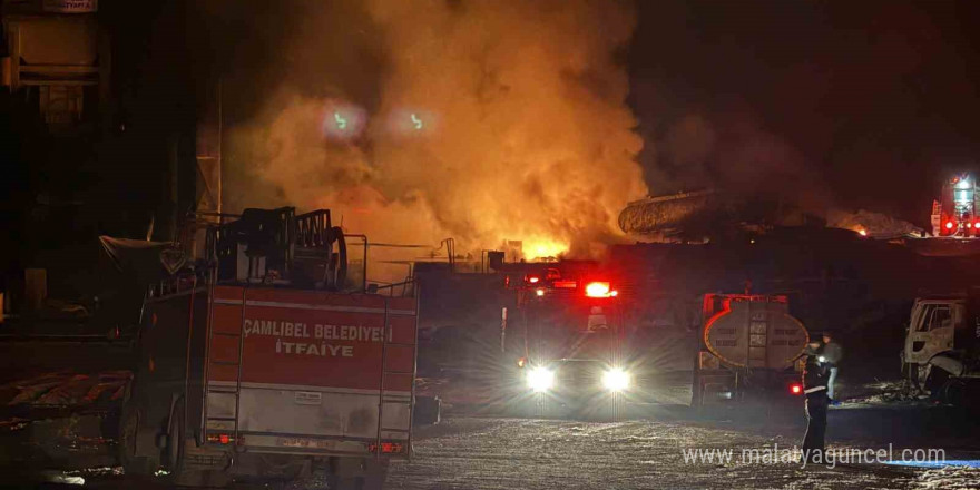 Tokat’ta taş ocağında çıkan yangında 8 kamyon yanarak küle oldu