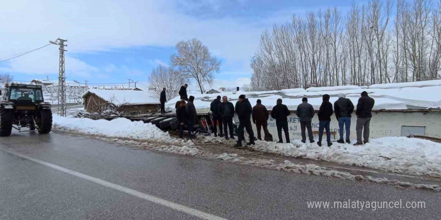 Tokat’ta tır evin bahçesine devrildi: 1 yaralı