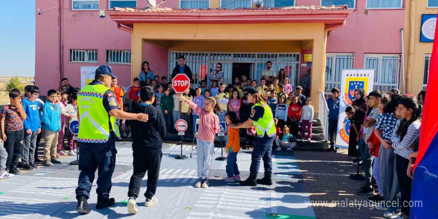 Tomarza’da öğrencilere trafik eğitimi verildi