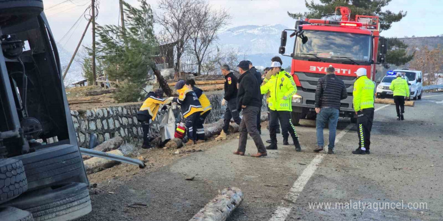 Tomruk yüklü kamyon devrildi: 2 ölü