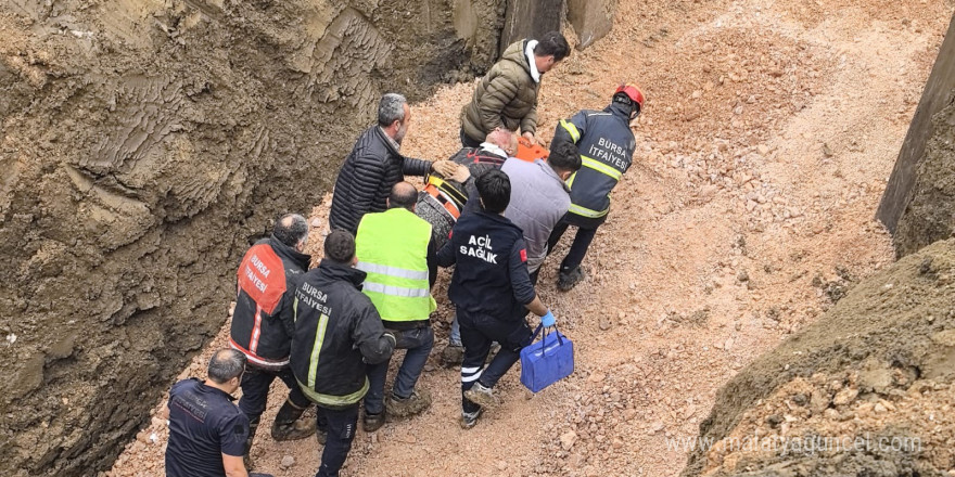 Toprak altında kalan işçiyi kurtarmak için itfaiye erleri zamanla yarıştı