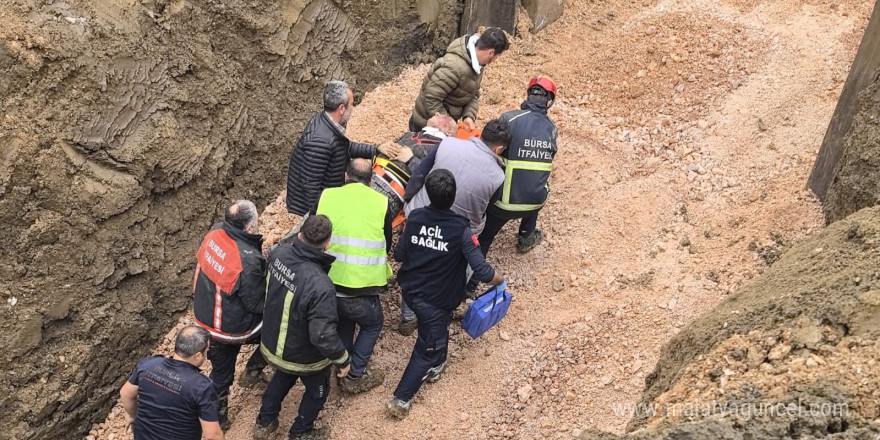 Toprak altında kalan işçiyi kurtarmak için itfaiye erleri zamanla yarıştı