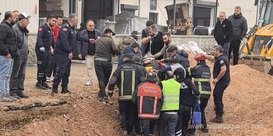 Toprak altında kalan işçiyi kurtarmak için itfaiye erleri zamanla yarıştı