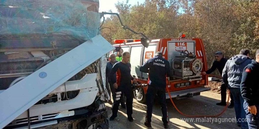 Toprak çeken iki kamyon kafa kafaya çarpıştı 2 yaralı