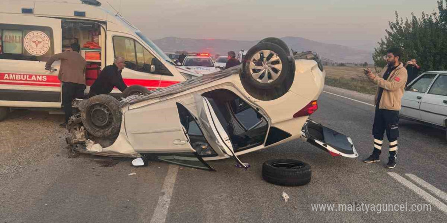 Toprak yığınına çarpan otomobil takla attı