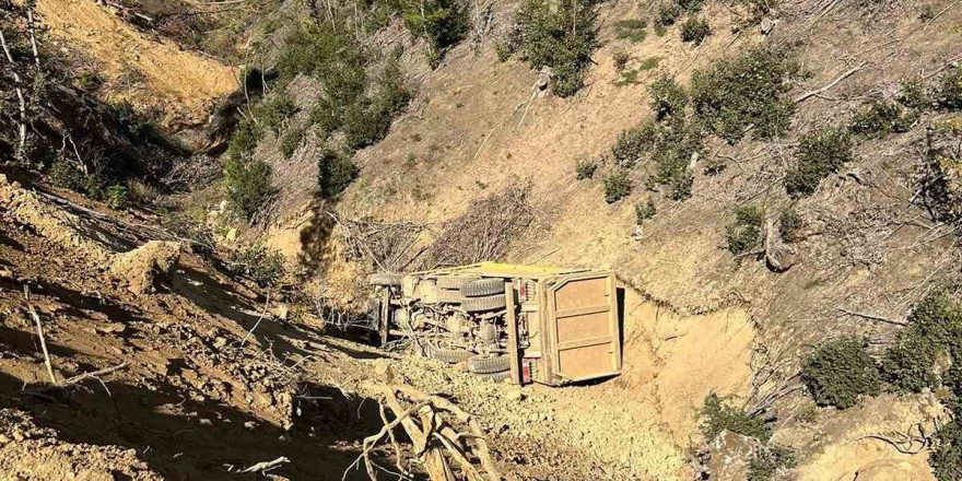 Toprak yüklü kamyon 25 metre yükseklikten uçuruma yuvarlandı