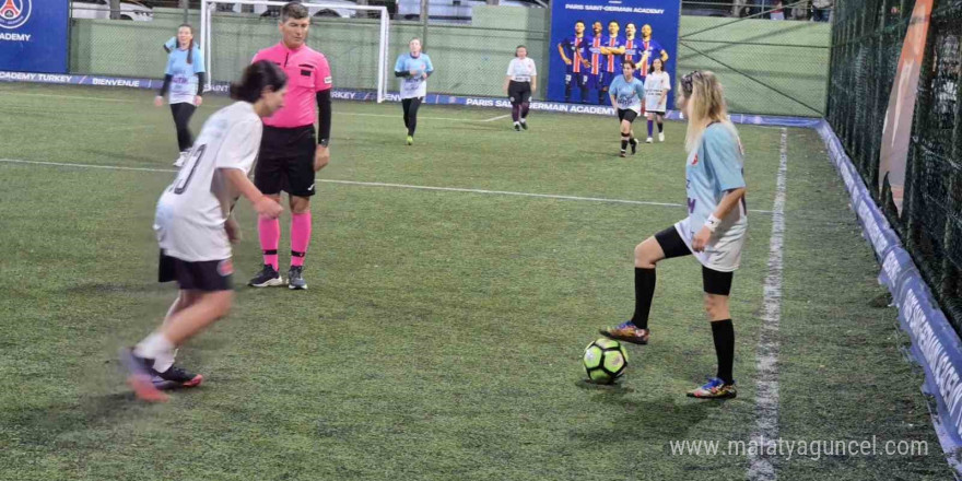 Topuklu kramponlar eğitim için futbol maçı yaptı