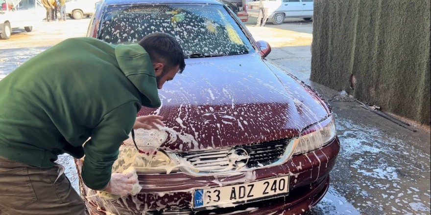 Toz bulutu oto yıkamacıların yüzünü güldürdü