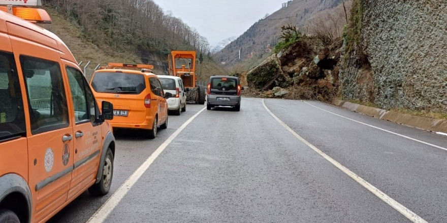 Trabzon’da heyelan nedeniyle Santa Yolu ulaşıma kapandı