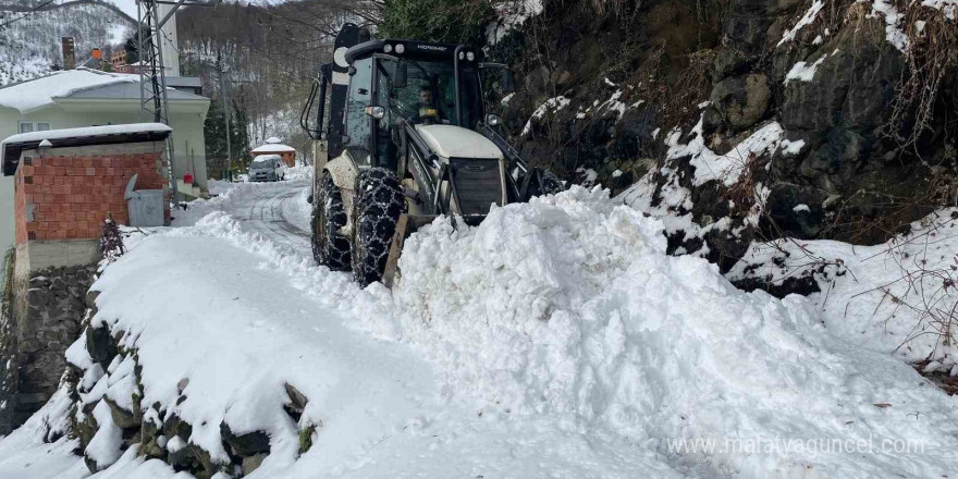 Trabzon’da kar nedeniyle kapanan mahalle yolları açılıyor