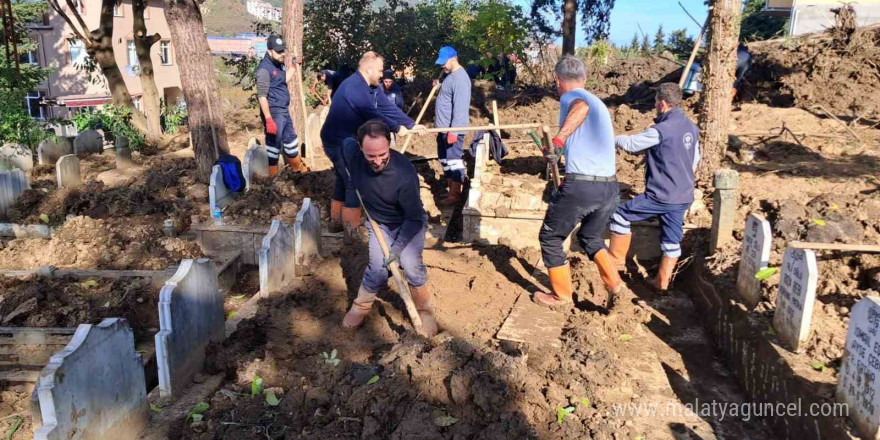 Trabzon’da mezarlıklardaki afet hasarları giderildi