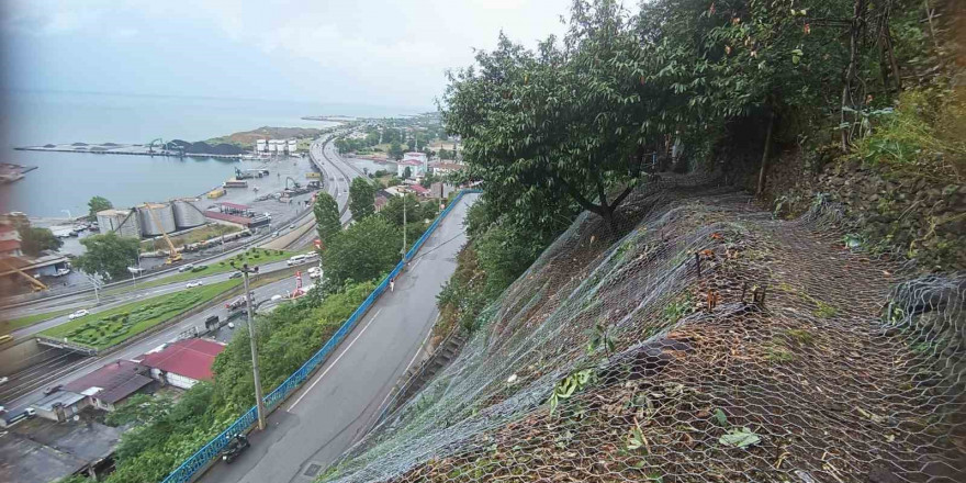 Trabzon’da tehlikeli yamaca çelik ağlı önlem