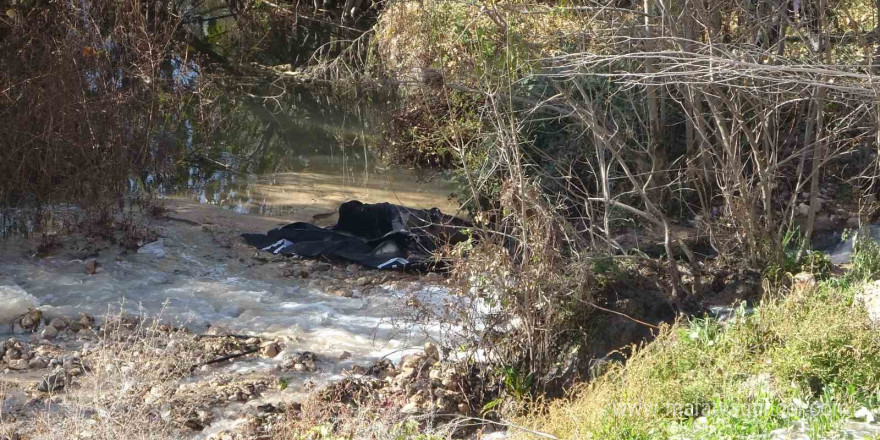 Trafiğe kapalı yola giren araç dere yatağına uçtu: 1 ölü