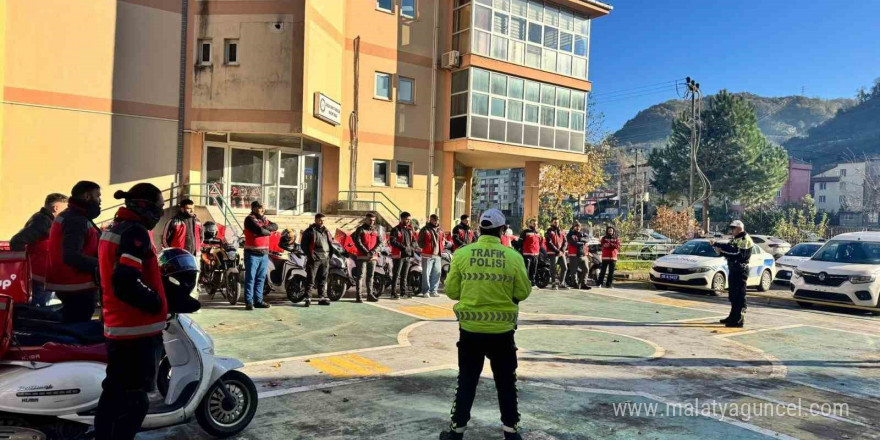 Trafik güvenliği için motokuryelere eğitim verildi