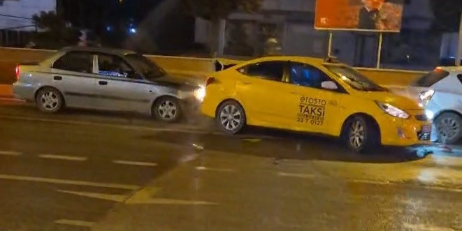 Trafik ışıklarında 4 aracın karıştığı zincirleme kaza kamerada: 2 yaralı