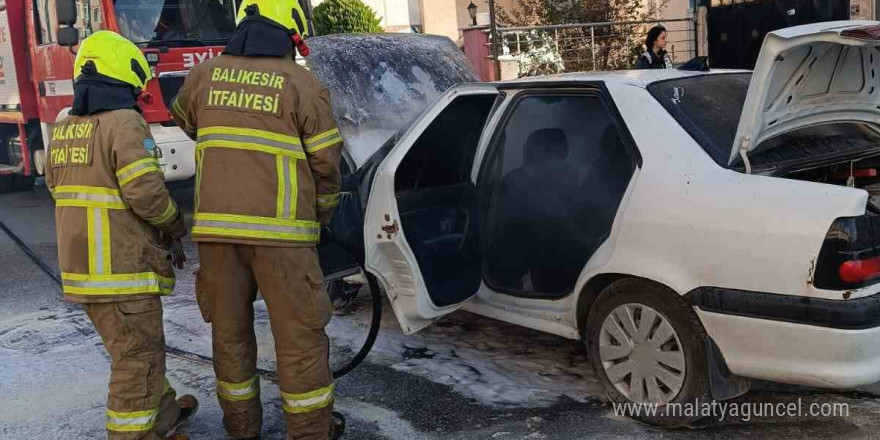 Trafik ışıklarında bekleyen otomobil bir anda alev aldı