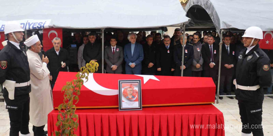 Trafik kazasına müdahale ederken şehit olan polis memuru son yolculuğuna uğurlandı