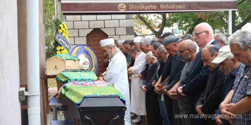 Trafik kazasında hayatını kaybeden 3 aile ferdi son yolculuklarına uğurlandı