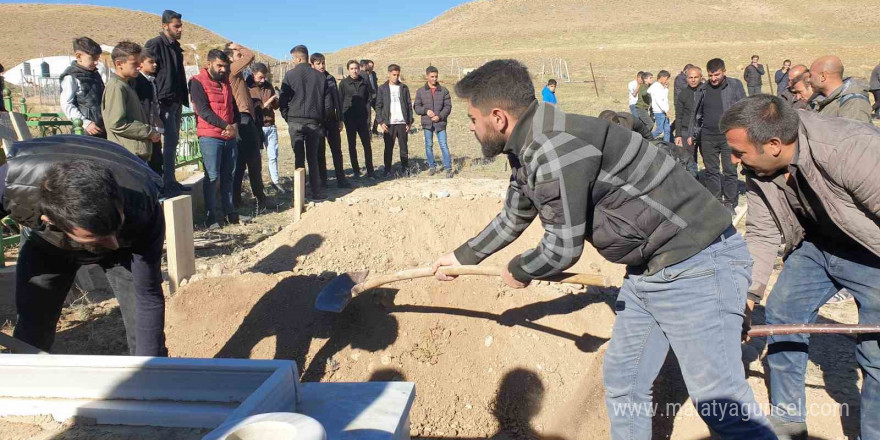 Trafik kazasında hayatını kaybeden AK Partili baba ve oğlu yana yana toprağa verildi