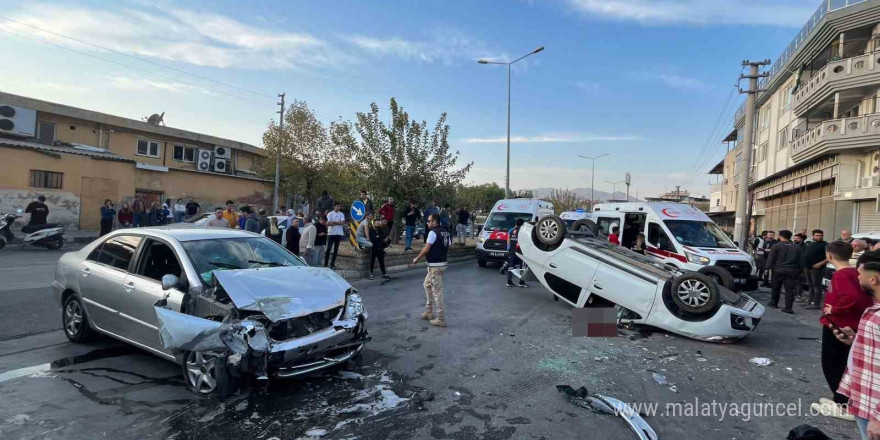 Trafik kazasında ortalık savaş alanına döndü: 1’i ağır 2 yaralı