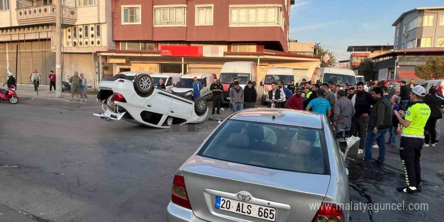 Trafik kazasında ortalık savaş alanına döndü: 1’i ağır 2 yaralı