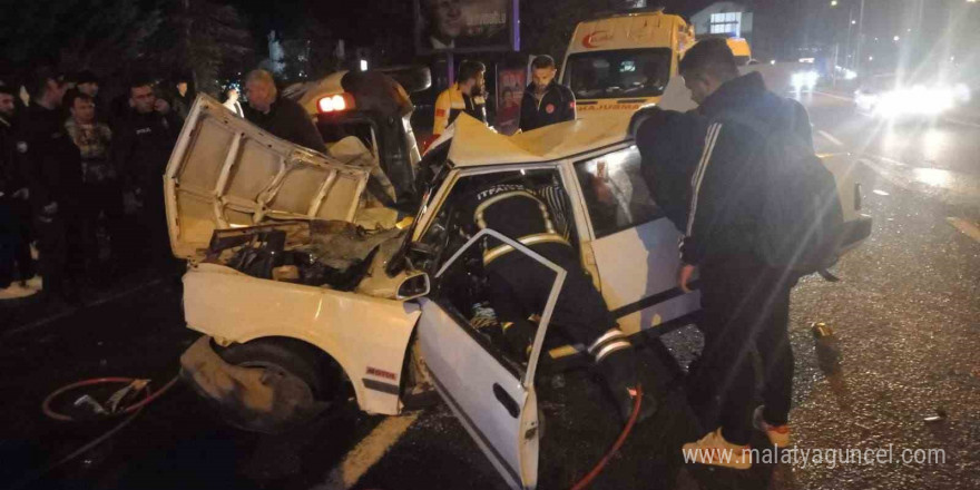 Trafik kazasında Tofaş otomobil hurdaya döndü: 4 yaralı